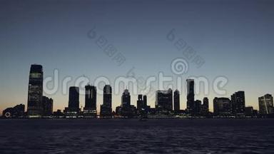 新泽西全景摩天大楼在晚上，晚上，纽约天际线。 公寓和<strong>金融大厦</strong>.. 天际线